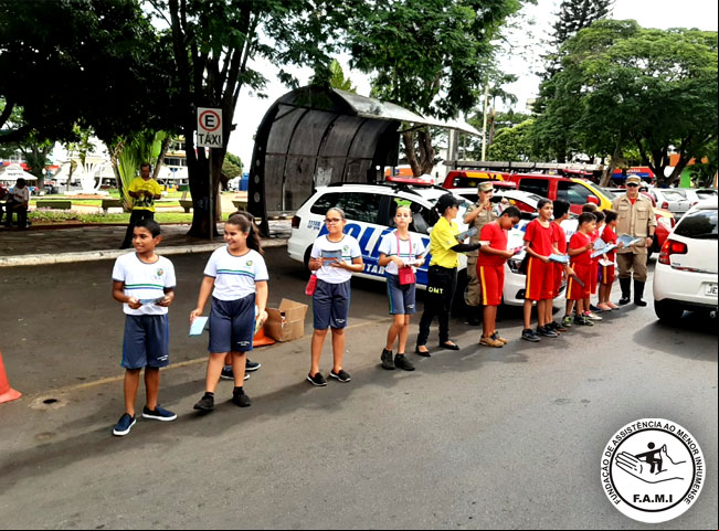 Crianças da FAMI participam de campanha que promove a educação no transito Crianças da FAMI participam de campanha que promove a educação no transito